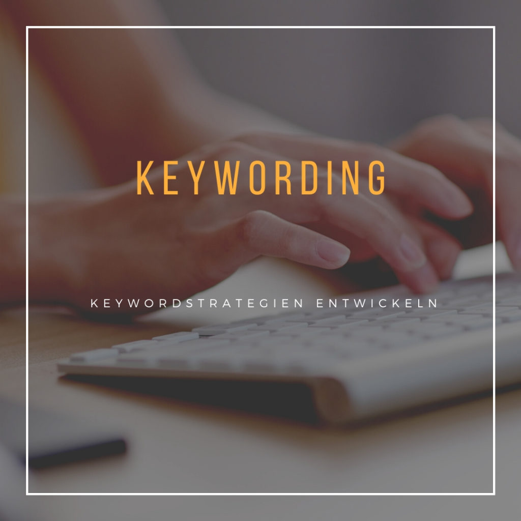 Das Bild zeigt, wie eine Hand auf eine Tastatur tippt. Es steht der Text Keywording darüber
